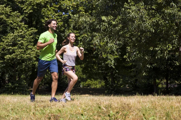 Pareja joven corriendo en el parque —  Fotos de Stock