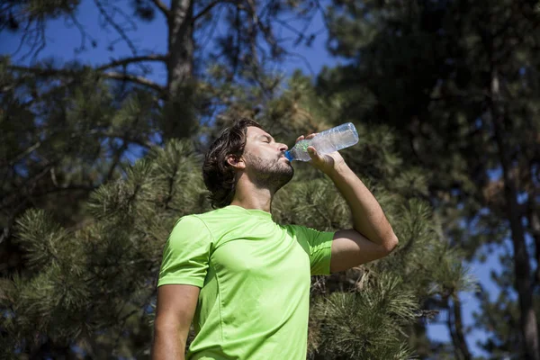Atleta beber agua después del entrenamiento — Foto de Stock