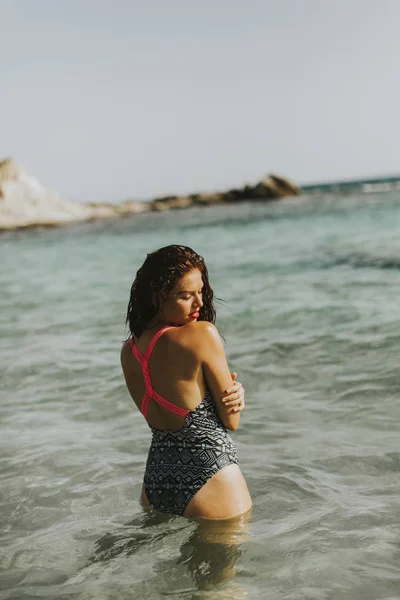 Mooie jonge vrouw op het strand — Stockfoto