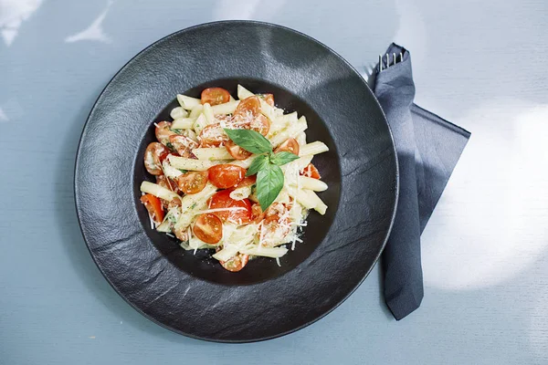 Penne makarna peynir ve domates ile