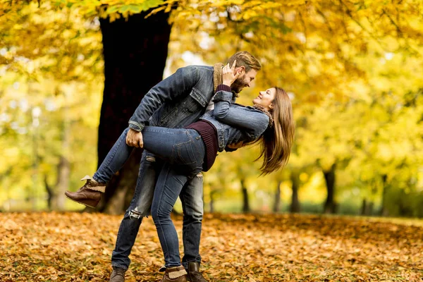 Pareja cariñosa en el parque de otoño —  Fotos de Stock