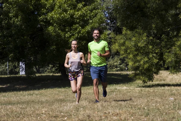 Genç çift parkta çalıştıran