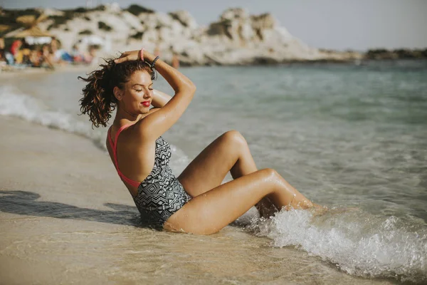 Красивая молодая женщина на пляже — стоковое фото