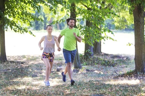 Genç çift parkta çalıştıran