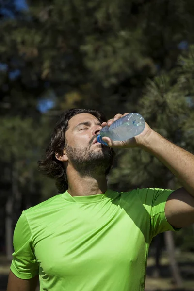 Atleta beber agua después del entrenamiento — Foto de Stock