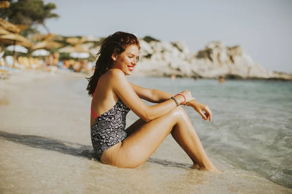 在海滩上的漂亮的年轻女人 — 图库照片