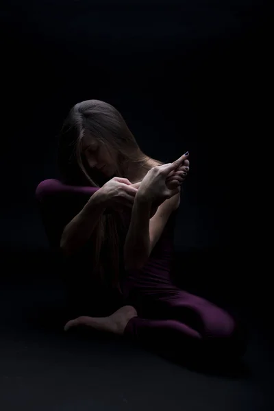 Woman practicing yoga — Stock Photo, Image