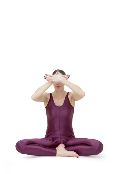 Frau praktiziert Yoga — Stockfoto