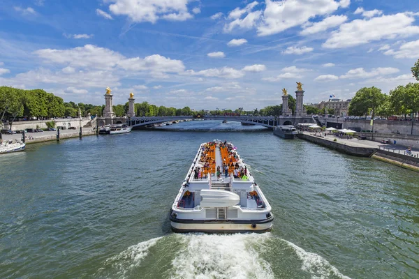 Turistická loď na řeky Seiny Pont Alexandre III v Paříži, Fra — Stock fotografie