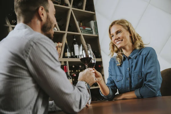 Adorável jovem casal no bar de vinhos — Fotografia de Stock