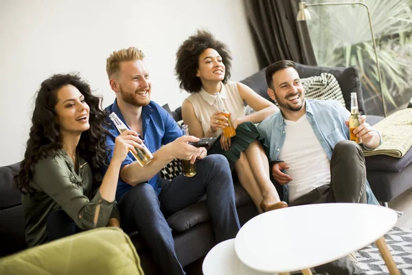 Vrienden, Tv kijken en cider drinken — Stockfoto