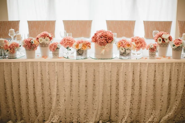 Decoración de la boda de flores en la mesa — Foto de Stock
