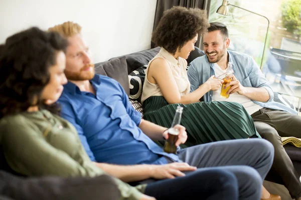 Przyjaciółmi, oglądając telewizję i picia cydru — Zdjęcie stockowe