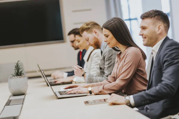 Equipo de negocios en reunión en oficina moderna — Foto de Stock