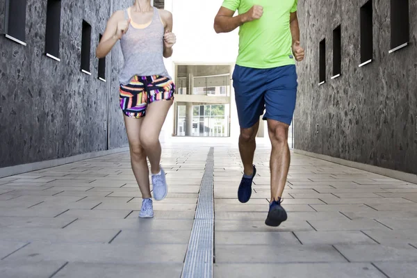 Giovane coppia jogging insieme — Foto Stock