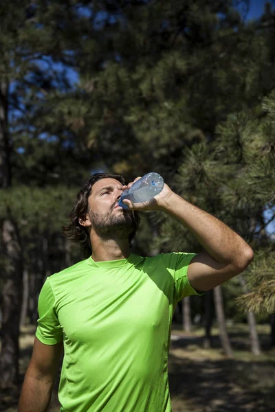 Atleta beber agua después del entrenamiento — Foto de Stock