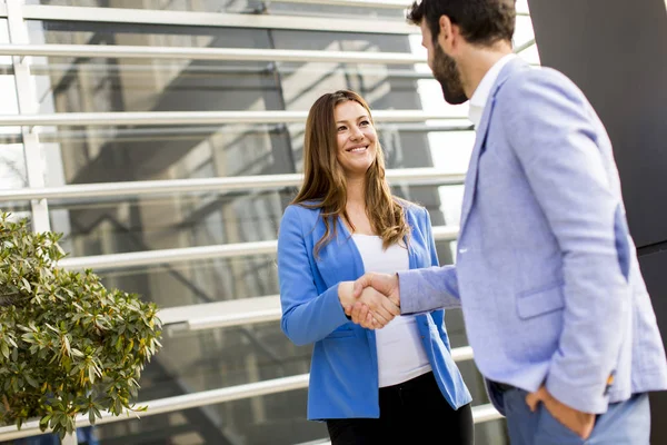 Pareja de negocios en la oficina — Foto de Stock