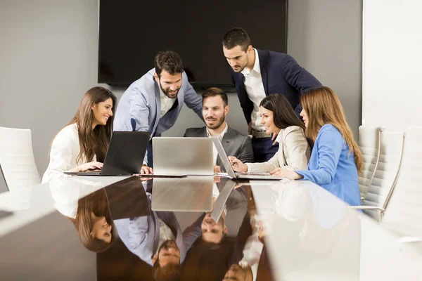 Jeune travail d'équipe au bureau — Photo