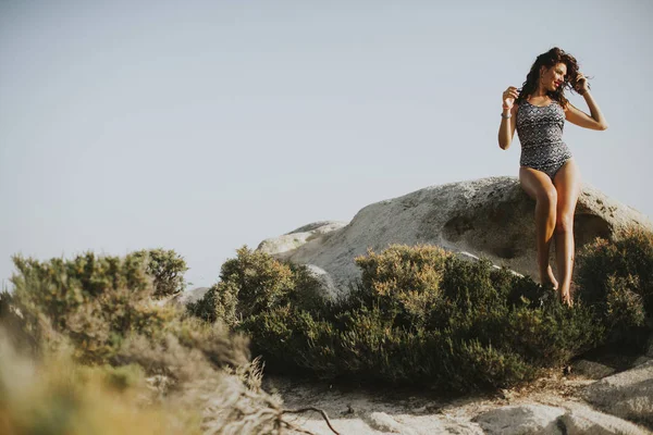 Pretty young woman at the beach — Stock Photo, Image