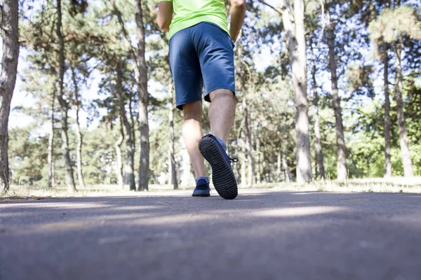 Giovane che corre nel parco — Foto Stock