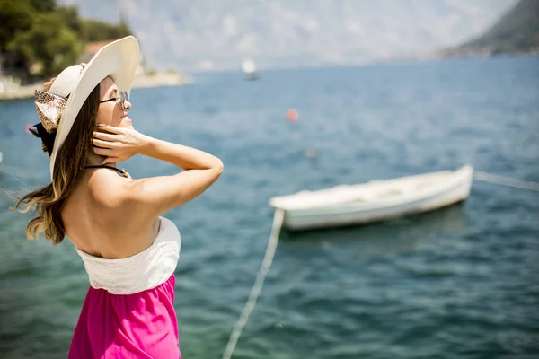 年轻漂亮的女性姿势在海边 — 图库照片