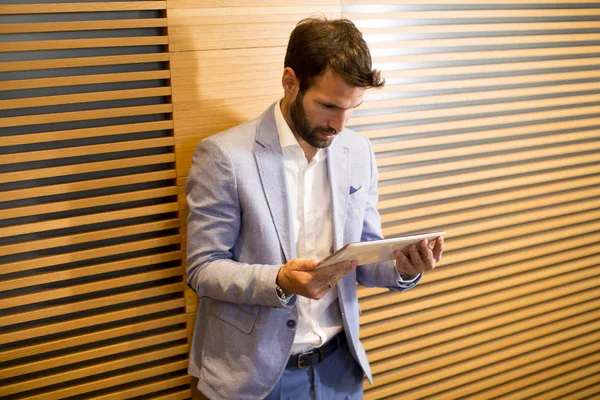 Бизнесмен с цифровым планшетом — стоковое фото