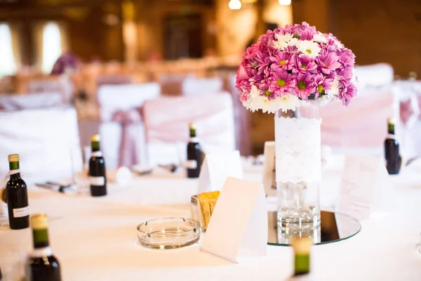 Цветочные свадебные украшения на столе — стоковое фото
