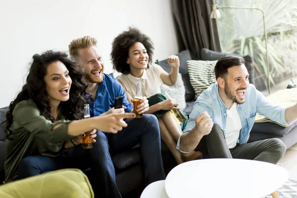 Amigos assistindo TV e beber cidra — Fotografia de Stock