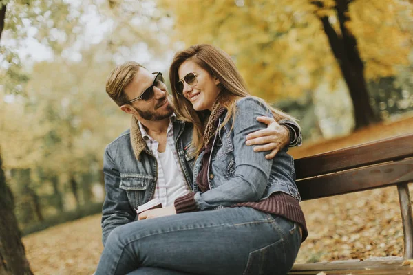 Pareja cariñosa en el parque de otoño —  Fotos de Stock