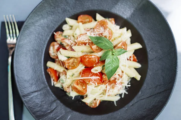 Penne makarna peynir ve domates ile