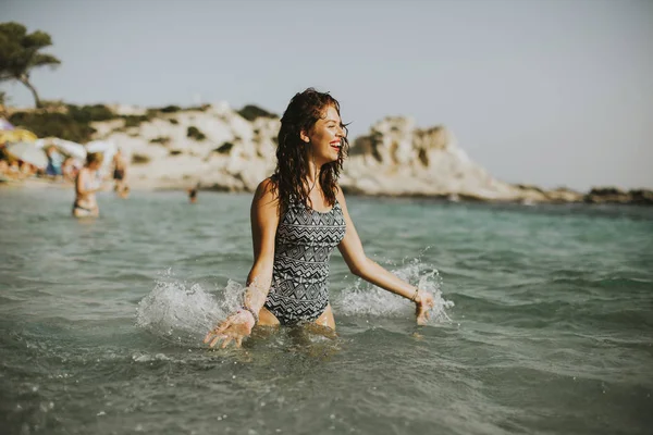 Mooie jonge vrouw op het strand — Stockfoto