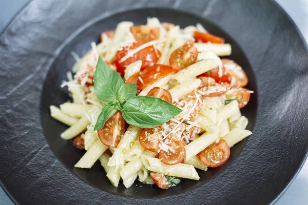 Penne makarna peynir ve domates ile