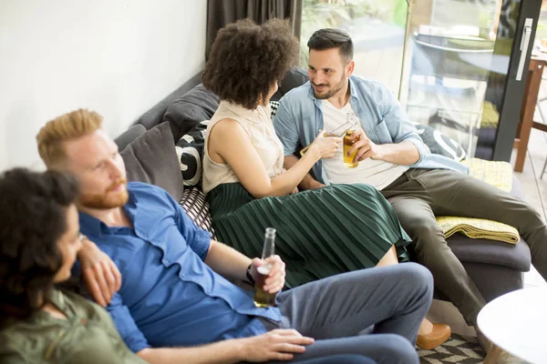 Vrienden, Tv kijken en cider drinken — Stockfoto