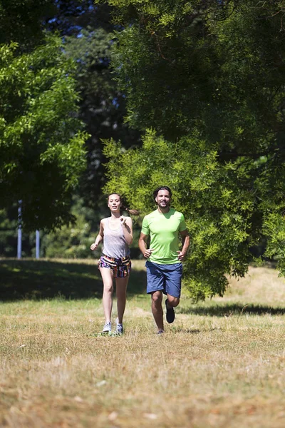 Молода пара біжить в парку — стокове фото