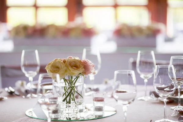 Decorazione di nozze fiore sul tavolo — Foto Stock