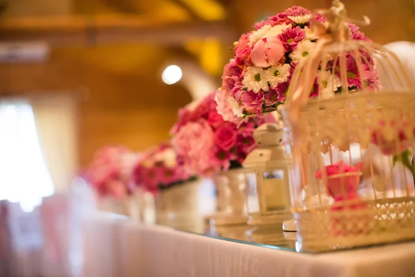 Flower wedding decoration on the table — Stock Photo, Image