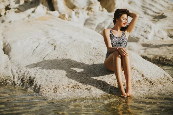 Mujer joven y bonita en la playa — Foto de Stock