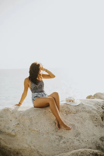 Mooie jonge vrouw op het strand — Stockfoto