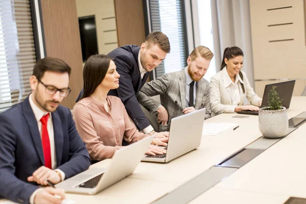 Modern ofis toplantıda iş takım — Stok fotoğraf