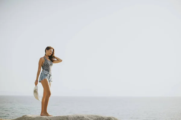 Mujer joven y bonita en la playa — Foto de Stock