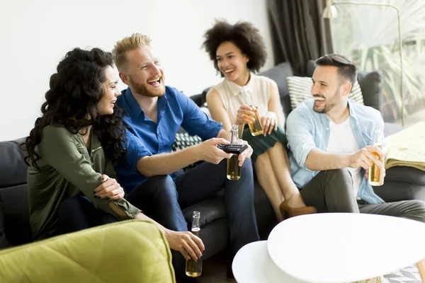 TV izlerken, elma şarabı içme arkadaş