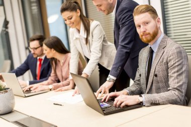 Modern ofis toplantıda iş takım