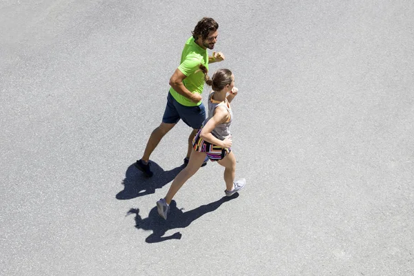 Çift birlikte kentsel ortamda koşu 