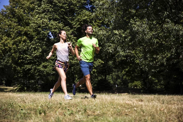 Genç çift parkta çalıştıran