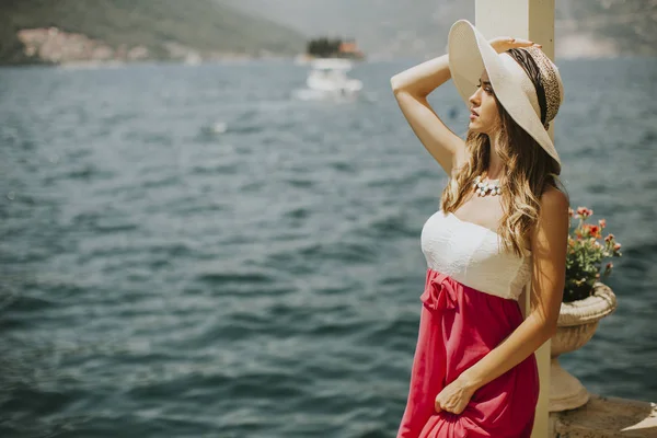Młoda atrakcyjna kobieta pozuje nad morzem — Zdjęcie stockowe