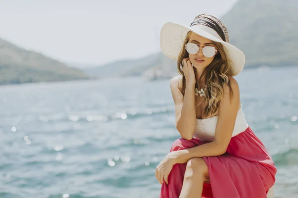 Jonge aantrekkelijke vrouw poses aan zee — Stockfoto