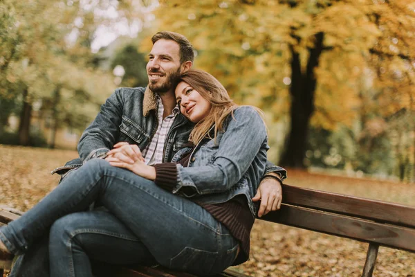 Закохана пара в осінньому парку — стокове фото