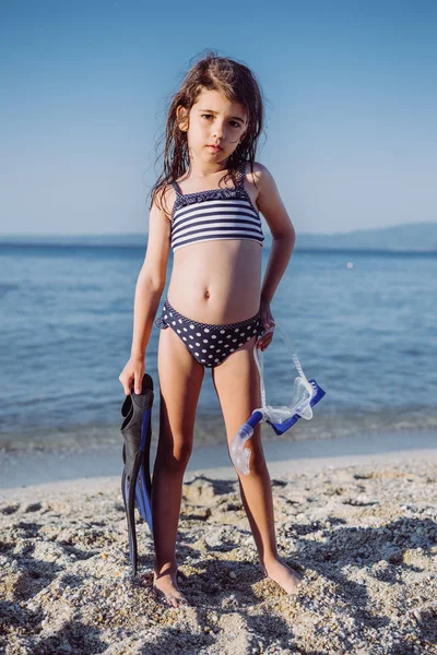 Petite fille mignonne sur la plage — Photo