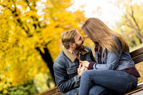 Casal amoroso no parque de outono — Fotografia de Stock