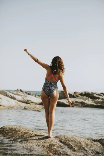 Mooie jonge vrouw op het strand — Stockfoto